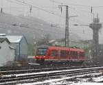 Ein Ausschnitt aus dem gleichen Bild:  Bei st�rkerem Schneefall - Dieseltriebwagen 648 204 / 704 (Alstom Coradia LINT 41) der DreiL�nderBahn als RB 95 (Au/Sieg-Siegen-Dillenburg), f�hrt am 25.02.2013