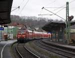 111 014-7 mit RE 9 (Rhein-Sieg-Express) Aachen - K�ln - Siegen, f�hrt am 17.12.2011 den Bahnhof Betzdorf/Sieg ein.