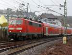 Es wird wieder Sandwich gefahren: Der RE 9 (Rhein-Sieg-Express) Aachen - K�ln - Siegen, hat hier am 08.01.2012 den Bahnhof Betzdorf/Sieg verlassen und f�hrt weiter in Richtung Siegen.