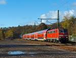 111 119-4 rauscht mit dem RE 9 (Rhein-Sieg-Express) Aachen - K�ln - Siegen auf der Rhein-Sieg-Strecke (KBS 460) bei km 115,0 in Richtung Siegen vorbei,  hier am 02.11.2012 in Mudersbach.