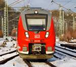 Frontal (ein Bildausschnitt) - Ein Bombardier Talent 2 - 442 259 (vierteilig) und gekuppelt mit 442 301 (f�nfteilig) als rsx – Rhein-Sieg-Express (RE 9) am 28.01.2013 bei der Einfahrt in den