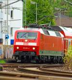 Die 120 208-4 (ex 120 139-1) zieht den RE 9 - Rhein Sieg Express (RSX) Aachen - K�ln - Siegen am 11.05.2013 nun vom Bahnhofes Betzdorf/Sieg weiter in Richtung Siegen.