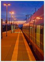 Abendstimmung am Bahnsteig:    Zwei gekuppelte 4-teilige Tallent 2 als RE 9 (rsx - Rhein-Sieg-Express)  Siegen - K�ln - Aachen fahren am 28.04.2013 um 21:20 Uhr von Troisdorf weiter in Richtung K�ln.