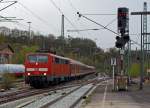   Die 111 128-5 der DB Regio NRW mit n-Wagen (ex Silberlinge) als RE 9 - Rhein-Sieg-Express (Aachen-Köln-Siegen), Umlauf RE 10913, am 30.03.2014 bei der Einfahrt in den Bahnhof Betzdorf/Sieg.