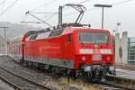   Die 120 207-6 (91 80 6120 207-6 D-DB) der DB Regio NRW (ex DB 120 136-7) schiebt am 24.01.2015, bei leichtem Schneefall, den RE 9 - Rhein Sieg Express (RSX) Siegen - Köln - Aachen vom Bahnhof