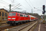 Die 111 121-0 (91 80 6111 121-0 D-DB) der DB Regio NRW erreicht am 30.03.2018, mit dem RE 9 (rsx - Rhein-Sieg-Express) Aachen - K�ln - Siegen, den Bahnhof Betzdorf/Sieg.