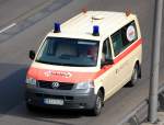 Eine weitere Privatfirma aus Berlin ist die Ambulancia Krankentransport GmbH, hier mit VW Krankentransporter am 08.05.09 Berliner Stadtautobahn Hhe Kaiserdamm.