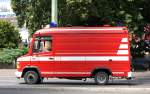 MB 510 Transporter (Rettungswagen? Feuerwehr? Filmwagen?), keine Beschriftung dran, 09.07.12 Berlin-Alexanderplatz.