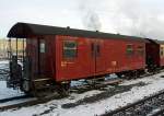 Kombinierter Sitz-/Gep�ckwagen KBD4i 902–308 der Harzer Schmalspurbahnen GmbH (HSB) am 23.03.2013 beim Bahnhof Wernigerode.