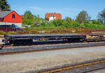 4-achsiger Schmalspur Drehgestell-Flachwagen 98-04-02 SSw der MBB - Mecklenburgischen Bäderbahn Molli GmbH abgestellt am 15.05.2022 im Bahnhof Bad Doberan.