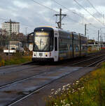 Der dreiteilige Niederflurgelenktriebwagen 2609 „Skopje“ (EDV-Nummer  232 609-6), ein NGT D 8 DD der Dresdner Verkehrsbetriebe AG (DVB), erreicht am 07 Dezember 2022, als Linie 10 nach Striesen, bald den Hauptbahnhof Dresden (Wiener Platz).

Der Treibwagen vom Typ NGT D 8 DD – ER wurde 2007 von Bombardier (ehemals DWA) in Bautzen unter der Fabriknummer 834/009 gebaut.
	
Der Treibwagen vom Typ NGT D 8 DD – ER (Niederflurgelenktriebwagen, Drehgestell, 8 Achsen, Typ Dresden, Einrichtungswagen bzw. für eine Fahrtrichtung), 40 Triebwagen wurden zwischen 2006 und 2009 von Bombardier Transportation in Bautzen gebaut. Wie die Gelenktriebwagen NGT D12DD gehören die Wagen zur Produktserie Flexity Classic. Die Wagen sind 29,30 Meter lang und damit die kürzesten Niederflurwagen in Dresden. Sie bestehen aus drei Fahrzeugmodulen, die denen vom Typ NGT D12DD ähneln. Das erste und letzte Modul laufen auf je zwei Drehgestellen und sind jeweils mit einer elektromechanisch betriebenen Doppelaußenschwenkschiebetür ausgestattet. Verbunden sind sie mit einem laufwerkslosen Zwischenmodul (Sänfte), das über zwei Türen verfügt.

Die Einheiten laufen auf vier Drehgestellen, von diesen sind drei Triebdrehgestelle mit je zwei Fahrmotoren und einer Leistung von 2 × 85 kW. Das vierte Drehgestell ist ein Laufdrehgestell. Die Triebwagen verfügen über das kleinste und damit beste Leistungsgewicht aller Straßenbahnwagen in Dresden.Alle Fahrzeuge dieses Typs verfügen über Rollstuhlrampen, Monitore zur Fahrgastinformation sowie Videoüberwachungskameras im Fahrgastbereich.

Mit den 69 (erste Lieferserie) bzw. 73 (zweite Lieferserie) Sitz- und 103 Stehplätzen können insgesamt 172 bzw. 176 Fahrgäste befördert werden. Damit haben die Wagen dieser Bauart die geringste Beförderungskapazität aller Dresdner Niederflurwagen.

Übrigens das Dresdner Straßenbahnnetz hat die Sonderspurbreite von 1.450 mm.

TECHNISCHE DATEN (NGT D 8 DD):
Spurweite: 1.450 mm
Achsfolge: Bo’Bo’2’Bo’
Länge über Kupplung: 30.040 mm
Fahrzeugbreite: 2.300 mm
Anzahl der Achsen: 8
Anzahl angetriebene Achsen: 6
Anzahl der Fahrzeugteile: 3
Leergewicht: 39,1  t
Sitzplätze / Stehplätze (4 Pers./m²): 69 / 102
Höchstgeschwindigkeit : 70 km/h
Motorisierung: 6 x 85 kW = 510kW
Fahrgasttüren: 4
Fahrzeuganzahl bei der DVB: 40
