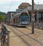 Der Triebwagen 281 ein Siemens Combino Advanced (siebenteiliger Zweirichtungswagen) der Freiburger Verkehrs AG (VAG) überquert die Stühlingerbrücke (Freiburg im Breisgau) am 25.05.2012,