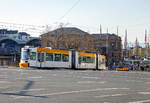 Der Triebwagen 204 der Mainzer Verkehrsgesellschaft (MVG), als Linie 52 nach Bretzenheim, Bahnstra�e, am 08.04.2018 auf der Alicenstra�e beim Mainzer Hauptbahnhof.
