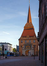 Der 6N2 Niederflur-Gelenktriebwagen 613, ein Vossloh Tramlink der RSAG (Rostocker Stra�enbahn AG) hat am 14.05.2022 die Station Steintor erreicht.