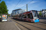 Der 6N2 Niederflur-Multi-Gelenktriebwagen 611, ein Vossloh Tramlink der RSAG (Rostocker Straßenbahn AG) hat am 14 Mai 2022 die Station Doberaner Platz erreicht.