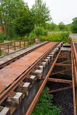 Ein letztes St�ckchen der  Asdorftalbahn  - Bahnstrecke Kirchen - Freudenberg (ex KBS 361 / Streckennummer 2882)....
Hier die Eisenbahnbr�cke �ber die Asdorf in Kirchen/Sieg (20.07.2014) 

Die Asdorftalbahn war eine rund 14 km lange, eingleisige, nicht elektrifizierte Eisenbahnstrecke von Kirchen(Sieg) im Landkreis Altenkirchen in Rheinland-Pfalz nach Freudenberg im Kreis Siegen-Wittgenstein in Nordrhein-Westfalen.

Direkt nach der Ausfahrt aus dem Bahnhof Kirchen wurde die Sieg auf einer Steinbogenbr�cke gequert. Kurz darauf die Asdorf, und dann wurde der Anschluss der Arnold Jung Lokomotivfabrik passiert. Von dort f�hrte die Strecke durch bergiges Gel�nde nach Norden. An der Strecke lagen nicht nur ungew�hnlich viele Bahnh�fe und Haltepunkte, sondern dar�ber hinaus zahlreiche weitere Anschlussstellen, die im G�terverkehr bedient wurden. In Freudenberg ging die Bahnstrecke in die Bahnstrecke Finnentrop–Freudenberg �ber.