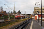 Die 146 014-6 (91 80 6146 014-6 D-DB) der DB Regio AG S�dost erreicht am 07.12.2022, als S 1 der S-Bahn Dresden, von Mei�en nach Bad Schandau, den Bahnhof Radebeul Ost.