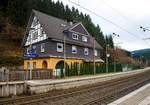   Der Bahnhof Kirchhundem bei 76,2 km an der Ruhr-Sieg-Strecke (KBS 440) am 25.12.2017 von der Gleisseite.