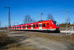 Der ET 430 159 / 430 659 der S-Bahn Rhein-Main fährt am 30.03.2021 auf der Dillstrecke (KBS 445), durch Rudersdorf (Kreis Siegen) in Richtung Frankfurt.
