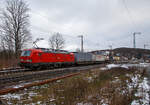 Die 193 323-3 (91 80 6193 323-3 D-DB) der DB Cargo AG f�hrt am 27.01.2023 mit einem „HUPAC“ KLV-Zug durch Rudersdorf (Kr.