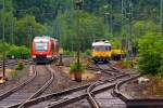 Am Bahnhof Betzdorf (Sieg) am 27.06.2012 - Links f�hrt die RB 95  (Sieg-Dill-Bahn) mit zwei gekuppelten LINT 27 (640 015 und 640 003) weiter in Richtung Au (Sieg), rechts hat der Gleismesszug 725 /