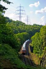 Die 111 009-7 der DB Regio NRW mit n-Wagen (ex Silberlinge) als RE 9 - Rhein-Sieg-Express (Aachen-Köln-Siegen), Umlauf RE 11381, am 19.05.2014, hier überquertsie bei Scheuerfeld die Sieg,