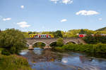   Ein Alstom Coradia LINT 27 der HLB (Hessische Landesbahn), als RB90 Au(Sieg) - Betzdorf - Siegen, �berquert am 15.07.2018 bei F�rthen-Oppertsau die Sieg, w�hrend gerade der RE 9 bald Au (Sieg)