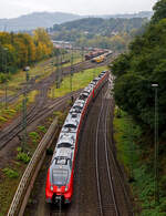 Zwei gekuppelte Bombardier Talent 2 der DB Regio NRW fahren am 14.10.2021, als RE 9 rsx - Rhein-Sieg-Express (Siegen– Köln - Aachen), von Betzdorf (Sieg) weiter in Richtung Köln.