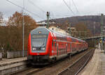 Steuerwagen voraus hat der RE 9 rsx - Rhein-Sieg-Express (Siegen– K�ln - Aachen) am 03.12.2021 den Bahnhof Kirchen (Sieg) erreicht.