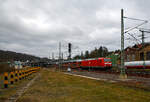 Die 185 043-7(91 80 6185 043-7 D-DB) fährt am 03.12.2021 mit einem Autotransportzug der DB Cargo Logistics GmbH (ex ATG Autotransportlogistic GmbH) durch Betzdorf/Sieg in Richtung Köln.