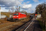 Die 185 063-5 (91 80 6185 063-5 D-DB) der DB Cargo AG f�hrt am 05.02.2022, mit einem Schotterzug, durch Scheuerfeld (Sieg) in Richtung K�ln.