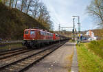 Die 139 309-9 (91 80 6139 309-9 D-BYB) der BayernBahn GmbH fährt am 12.04.2022 mit der kalten 140 432-6 (91 80 6140 432-6 D-BYB) und dem sogenannten  Henkelzug  (Langenfeld/Rhld.