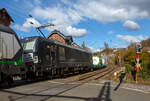 In Doppeltraktion die WLC - Wiener Lokalbahnen Cargo vermieteten 193 239 und die193 651 fahren am 19.03.2021 mit einem KLV-Zug durch Kirchen (Sieg) in Richtung K�ln.