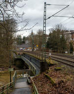 Die vom Hochwasser beschädigte Eisenbahn-Siegbrücke mit Fußgängersteg in Kirchen (Sieg), der Siegstrecke (KBS 460), hier am 03.01.2024.