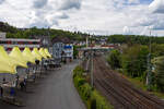 Blick von der Fußgängerüberführung über die Siegstrecke auf den Bahnhof Betzdorf (Sieg) und links auf den ZOB am 05 Mai 2024.