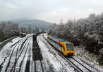   Es ist Winter im Hellertal - Der VT 504  der HLB (Hessische Landesbahn GmbH), ein Alstom Coradia LINT 41 der neuen Generation, erreicht am 02.12.2017 bald den Bahnhof Herdorf.