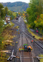   Mittels einer hydraulischen Schienenumsetzmaschine vom Typ Giesmar MPRM 1032 werden am 15.10.2020 in Herdorf die letzten Meter Schienen auf die Schwellen gesetzt.