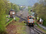 Hochbetrieb in Herdorf am 23 April 2025:  Nach getaner Arbeit fahren nun die beiden Loks der KSW (Kreisbahn Siegen-Wittgenstein) die KSW 43 (92 80 1273 018-2 D-KSW) die asymmetrische Vossloh G 2000 BB