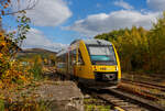 Herbst im Hellertal, der VT 205 ABp (95 80 0640 105-2 D-HEB), in Alstom Coradia LINT 27 der HLB (Hessische Landesbahn) / 3LänderBahn, verlässt am 14 Oktober 2025, als RB 96