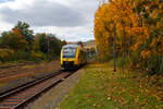 Herbst im Hellertal, der VT 205 ABp (95 80 0640 105-2 D-HEB), in Alstom Coradia LINT 27 der HLB (Hessische Landesbahn) / 3LänderBahn, erreicht am 14 Oktober 2025, als RB 96  Hellertalbahn“
