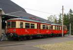 
Die Triebwagen der Oberwei�bacher Bergbahn DB 479 201-6 (94 80 0 479 201-6 D-DB) und DB 479 203-2 (94 80 0 479 203-2 D-DB) sind am 24.08.2013 gerade vom Bergbahnhof Lichtenhain angekommen. Diese Triebwagen fahren hier auf der 2.540 m langen Flachstrecke der KBS 563 (Oberwei�bacher Bergbahn) zwischen Lichtenhain und Cursdorf. 

Es gibt insgesamt drei dieser Elektro-Triebwagen, es sind die einzigen ihrer Art und werden im Nummernsystem der Deutschen Bahn AG als Baureihe ET 479 bezeichnet. So gleich wie sie  aussehen, ist ihre Herkunft ganz und gar nicht. Jeder von ihnen hat seine eigene, faszinierende Geschichte, die gepr�gt ist von der st�ndigen Geldnot der Bergbahnbetreiber und  wirtschaftlichen Zw�ngen. So kam zu DDR- Zeiten die  Deutschen Reichsbahn als Betreiber in die Situation, unbedingt neue Fahrzeuge beschaffen zu m�ssen. Jedoch gab es nie eine Freigabe f�r solch ein Vorhaben. Also umging man den  Neubau  und beauftragte  Umbauten . Das Reichsbahnausbesserungswerk (Raw) Berlin-Sch�neweide, das diese Triebwagen und Beiwagen betreute und f�r die Instandsetzung der Berliner S-Bahn verantwortlich war, durfte keine Neubauten ausf�hren, jedoch Umbauten (Rekonstruktionen) vornehmen. So entstanden nacheinander drei nahezu identische Fahrzeuge, die ganz  zuf�llig  den S-Bahn-Z�gen der Baureihe 476/477 (ex. 276) �hnlich sind und gleiche Front- und Seitenteile haben, sowie gleiche zweifl�glige Schiebet�ren. 

Vorne DB 479 201-6, ex DRG ET 188 531, ex DR 279 201-8, dieser ist der einzige speziell f�r die Flachstrecke gebaute Triebwagen, er entstand 1922/23 in der Gothaer Waggonfabrik und die Bergmann Elektrizit�tswerke in Berlin lieferten die Elektrik. Das Fahrzeug erhielt 1969 die EDV-Nummer DR 279 201-8. 1970 wurde er grundlegend umgebaut und mit einem neuen Wagenkasten ausger�stet, 1982 nochmal im Raw Sch�neweide umgebaut. Er wird seit 1991 unter der Nummer 479 201-6 gef�hrt. 

Hinten der DB 479 203-2, ex Leipziger Stra�enbahn Nr. 939, ex DR 188 701, ex DR 279 203-4. Dieser Triebwagen wurde 1909 als Stra�enbahntriebwagen 209 df�r die Leipziger Elektrischen Stra�enbahn durch die Waggonfabrik P. Herbrand in K�ln gebaut, die elektrische Ausstattung lieferte AEG in Berlin. Der Wagen wurde im Lauf seiner Betriebszeit viermal grundlegend umgebaut, so dass es nicht sicher ist, ob zuletzt �berhaupt Teile des Ursprungsfahrzeuges vorhanden sind. 
1929/30 wurde er wie alle Triebwagen des Typs 16 in den Typ 27 mit geschlossenen Plattformen umgebaut, bis 1955 war er bei der Leipziger Stra�enbahn. Im  Raw Gotha wurde er dann 1955 f�r den Einsatz auf der Flachstrecke angepasst und u.a. auf Regelspur mit Fernbahnradreifen umgespurt, mit Pufferbohlen und Puffern sowie einem seitlich versetzten Stromabnehmer versehen. Au�erdem erhielt er wieder eine diesmal indirekte Druckluftbremse. Anschlie�end erhielt er die Betriebsnummer ET 188 701. In dieser Form diente er vorwiegend als Reservefahrzeug. 1963 erfolgte der dritte Umbau, diesmal im Raw Berlin-Sch�neweide: Das Fahrzeug erhielt einen neuen, eckigen Wagenkasten mit abgeschr�gten Enden in geschwei�ter Stahlausf�hrung sowie rollengelagerte Rads�tze mit 800 mm Laufkreisdurchmesser und einem Achsstand von 5000 Millimetern. Die elektrische Ausr�stung und Steuerung wurde an den ET 188 531 angepasst. Mit der Einf�hrung der EDV-Nummerierung 1969 erhielt er die Nummer 279 203-4. Der letzte Umbau erfolgte dann 1984 im im Raw Sch�neweide.  

Technische Daten f�r ET 479 201 und 203:
Achsfolge:  Bo
Achsstand : 6.500 mm
L�nge �ber Puffer:  11.600 mm
Raddurchmesser:  900 mm
Dienstgewicht:  19,5 t
Bremsgewicht:  15,5 t
Stromsystem:  600 V Gleichstrom
Antrtiebsleistung : 2 x 60 kW Gleichstrom-Reihenschlussmotoren
H�chstgeschwindigkeit:  50 km/h
Sitzpl�tze:  24
Stehpl�tze:  84
Bremsen: 2 Handbremsen, elektrische Widerstandsbremse, Druckluftbremse Bauart Knorr  KpBr , Bremsstellung  P 
Sicherheitsfahrschaltung  Bauart: Sifa 86

Damit die Wagen auf der G�terb�hne nach Lichtenhain auf die Flachstrecke der Oberwei�bacher Bergbahn transportiert werden konnten, erhielten sie deshalb den relativ kurzen Achsstand von 6,5 m.
