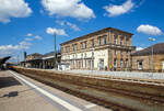 Der Hauptbahnhof Hof (offiziell Hof Hbf) am 21 April 2023.

Der Hauptbahnhof ist der wichtigste Bahnhof der oberfr�nkischen Stadt Hof. Der Bahnhof ist seit jeher ein Eisenbahnknoten zwischen Bayern, Th�ringen, Sachsen und dem Nachbarland Tschechien. 2013 war er mit t�glich 7000 bis 8000 umsteigenden Reisenden der f�nftgr��te Umsteigebahnhof Bayerns.

Der Hauptbahnhof liegt am Schnittpunkt der Sachsen-Franken-Magistrale Dresden–Hof–N�rnberg und der Strecke Berlin–Leipzig–Hof–Regensburg–M�nchen. Bei seiner Er�ffnung 1880 war er Gemeinschaftsbahnhof an der Grenze zwischen bayerischer und s�chsischer Staatsbahn. Dies ist heute noch an der gro�en Ausdehnung der Bahnanlagen und dem imposanten Empfangsgeb�ude zu erkennen. Nach der Gr�ndung der Deutschen Reichsbahn wurde der Bahnhof etwa 25 Jahre lang zum Durchgangsbahnhof. Von 1945 bis 1990 war der Hofer Bahnhof wieder Grenzbahnhof, diesmal zwischen der Sowjetischer Besatzungszone/Deutsche Demokratische Republik und Amerikanischer Besatzungszone/Bundesrepublik Deutschland, bevor die Grenze durch die Deutsche Wiedervereinigung wegfiel. Bis 2006 war der Hauptbahnhof ein Teil des Fernverkehrsnetz der DB, ab 2030 soll es wieder eine Fernverkehrsverbindung geben.

Zum Bahnhof geh�ren ein Zentralstellwerk, ein Container-Terminal, eine Zolldienststelle und ein Bahnbetriebswerk. Fr�her gab es G�terabfertigung und einen Paketbahnhof.

Der Bahnhof bestand fr�her aus zwei Teilen, in denen jeweils alle Betriebsanlagen (Lokschuppen, Kohlenbunker, Betriebswerk, Abstellgruppen usw.) vorhanden waren. Die s�dliche Seite geh�rte den K�niglich Bayerischen Staats-Eisenbahnen, die n�rdliche Seite den K�niglich S�chsischen Staatseisenbahnen.

Das Empfangsgeb�ude wurde durch den seit 1856 bei den K�niglich Bayerischen Staats-Eisenbahnen angestellten Architekten Georg Friedrich Seidel (1823–1895) entworfen. Es war spiegelsymmetrisch angelegt, wie der gesamte Bahnhof. Die Grenze zwischen beiden Eisenbahnverwaltungen verlief durch die Mitte des Empfangsgeb�udes. Im Empfangsgeb�ude wurde ein prunkvoller K�nigssaal eingerichtet.

Nach dem Zweiten Weltkrieg war Hof lange wieder Grenzbahnhof, n�rdlich und �stlich von Hof befand sich die innerdeutsche Grenze, die Stadt war wieder zur Schnittstelle zwischen zwei Bahngesellschaften geworden. Die H�llentalbahn wurde unterbrochen, die Bahnstrecke Hof–Eger nur noch im G�terverkehr genutzt, von der Bahnstrecke Hof–Plauen wurde als Reparationsleistung eines der beiden Streckengleise demontiert. Alle Z�ge der Deutschen Bundesbahn (mit Ausnahme der Interzonenz�ge von M�nchen und N�rnberg nach Leipzig und Dresden sowie der Transitz�ge nach Berlin) begannen und endeten in Hof. Bei den Interzonen- und Transitz�gen wurde in Hof ein Lokwechsel durchgef�hrt: In Hof wurden die Z�ge in die DDR mit Triebfahrzeugen der Deutschen Reichsbahn, Z�ge aus der DDR mit Triebfahrzeugen der Deutschen Bundesbahn bespannt. Es wurden in Hof keine Grenzkontrollen durchgef�hrt, diese fanden im Zug oder am Grenzbahnhof Gutenf�rst statt.