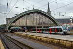 Zwei gekuppelte f�nfteilige Stadler FLIRT 3 (BR 1429) der Abellio Rail NRW haben am 22.12.2018, als Verst�rker des RE 1  Nordrhein-Westfalen-Express  Dortmund Hbf – K�ln Hbf, die Endstation K�ln
