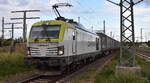 ITL - Eisenbahngesellschaft mbH, Dresden [D] mit ihrer Vectron Dual Lok  248 030-9  [NVR-Nummer: 90 80 2248 030-9 D-ITL] und einem KLV-Zug am 17.09.25 Durchfahrt Bahnhof Lutherstadt Wittenberg.
