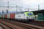 Captrain 193 484 zieht ein Containerzug durch De�in hl.n.