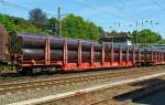 Drehgestell-Flachwagen mit vier Rads�tzen der DB Schenker Rail Deutschland AG mit der Betriebsnummer 81 80 3507 831-5 D-DB Rbns 646.1, beladen mit Gro�rohren, am 12.06.2014 im Zugverbund in Kreuztal.
