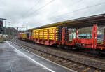 Vierachsiger Drehgestellflachwagen mit Rungen, Stirnwandklappen und Niederbindeeinrichtung, 81 80 4712 097-2 D-DB, der Gattung Sns 727, der DB Cargo AG am 01.04.2023 im Zugverband bei einer