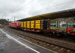 Vierachsiger Drehgestellflachwagen mit Rungen und Niederbindeeinrichtung, 31 80 4725 4xx-x D-DB, der Gattung Snps-x 719.1, der DB Cargo AG am 01.04.2023 im Zugverband bei einer Zugdurchfahrt im