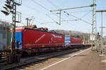 Sechsachsiger Gelenk-Taschenwagen (Doppeltaschenwagen in Gelenkbauart vom Typ T3000e), 31 80 4992 840-4 D-DB der Gattung Sdggmrs 738, der DB Cargo AG, beladen mit Sattelanhängern, am 25.03.2022