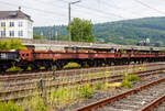 Sechsachsiger Drehgestell-Flachwagen, mit Lademulden für Coiltransporte (Blechrollen), 31 80 4868 190-8, der Gattung Sahmms 711.0, der DB Cargo AG, 10 Juni 2025 im Zugverband bei der Durchfahrt